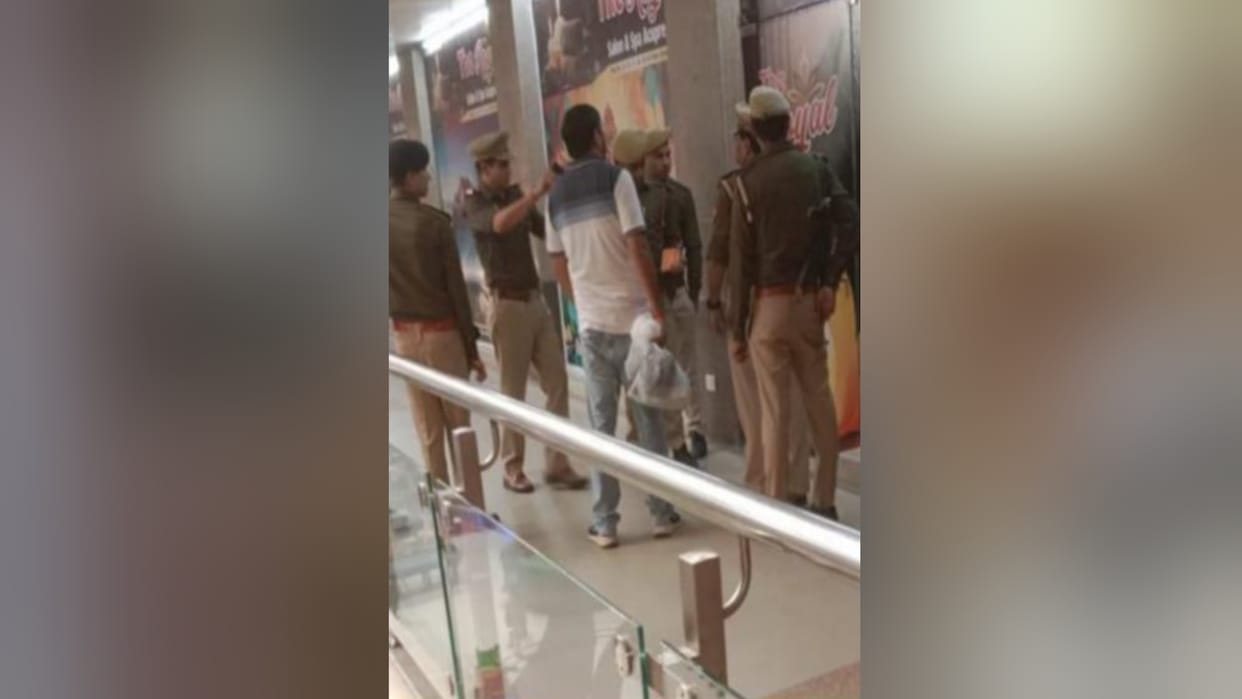 Raid on spa center in Muzaffarnagar, police arrested seven including five with objectionable items