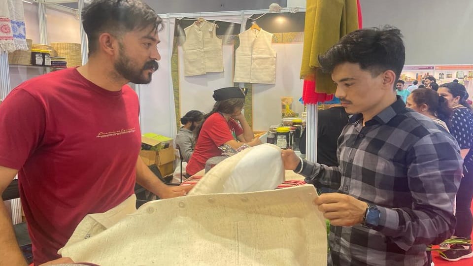 Shawl-jackets made of kandali and hemp fibers are attracting people in the international trade fair