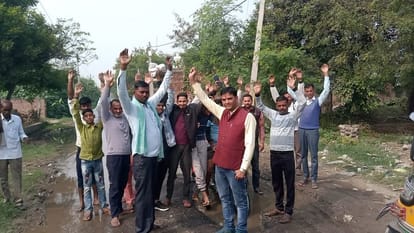 Hathras News: सड़क पर जलभराव, विरोध में लाड़पुर के ग्रामीणों ने किया प्रदर्शन waterlogging on the road