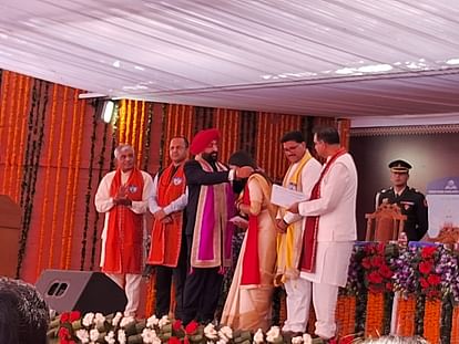 Swami Ram Himalayan University Sixth convocation ceremony Governor Gurmeet Singh gives degree to students