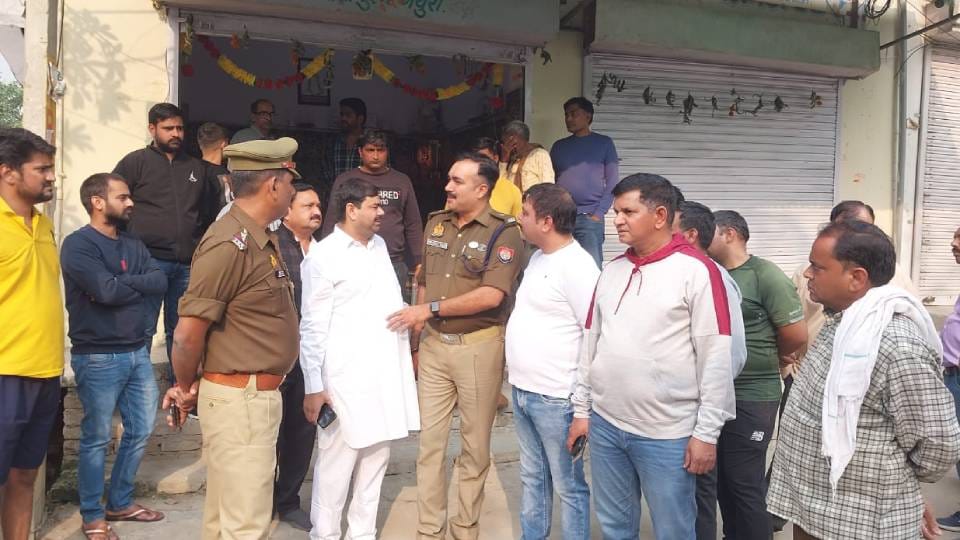 miscreants entered jewellery shop at gunpoint in broad daylight and committed robbery In Mathura