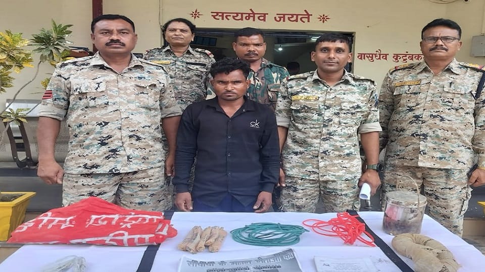विस्फोटक और पर्चों के साथ एक नक्सली गिरफ्तार
