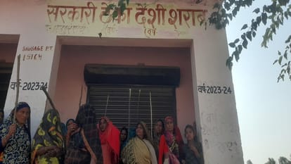 Women protested to close country liquor shops in bareilly