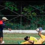 महिला फुटबॉलरों को प्रशिक्षण देते इंद्रनील घोष।