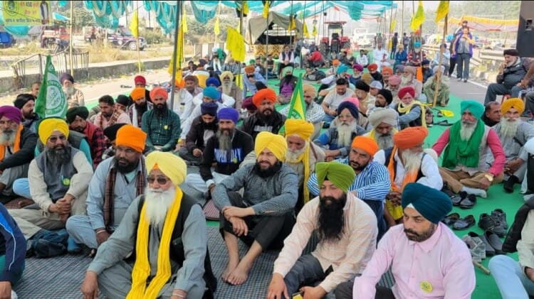 Punjab: जालंधर में किसानों ने नेशनल हाईवे के बाद रेल ट्रैक भी रोका, शताब्दी समेत 80 ट्रेनें प्रभावित