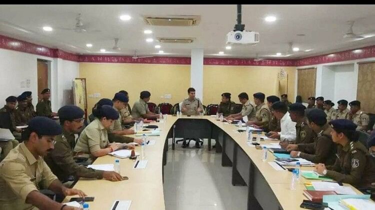 Raipur News: ठंड के समय में रायपुर पुलिस का विशेष अभियान, एसएसपी ने ली बैठक, गश्त बढ़ाने के दिए निर्देश