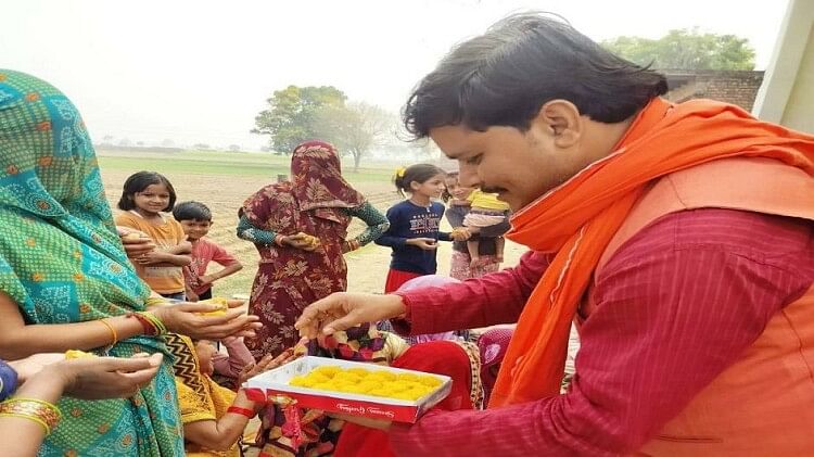 Hathras News: 50 साल बाद बनी सड़क, खुशी में महिलाओं ने गाए मंगल गीत, बंटी मिठाई