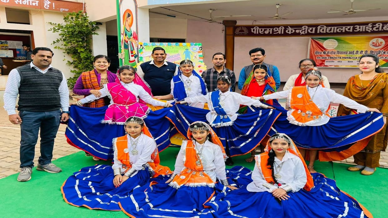 Presentation of folk dance based on Indian culture in Shivpuri
