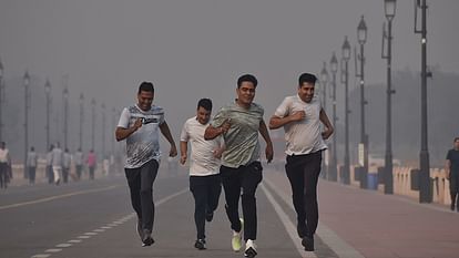 Pollution: जहरीली हवा से मुश्किल में दिल्लीवासियों की सांसें, फिर गंभीर श्रेणी में वायु गुणवत्ता; जानें AQI AQI across Delhi dips into Severe category in several areas as per the CPCB