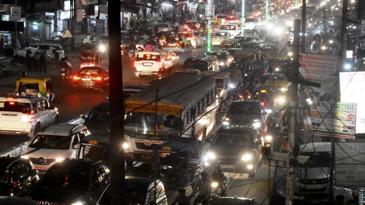 Jam affected After Chhath crowd gathered in gorakhpur vehicles kept crawling everywhere