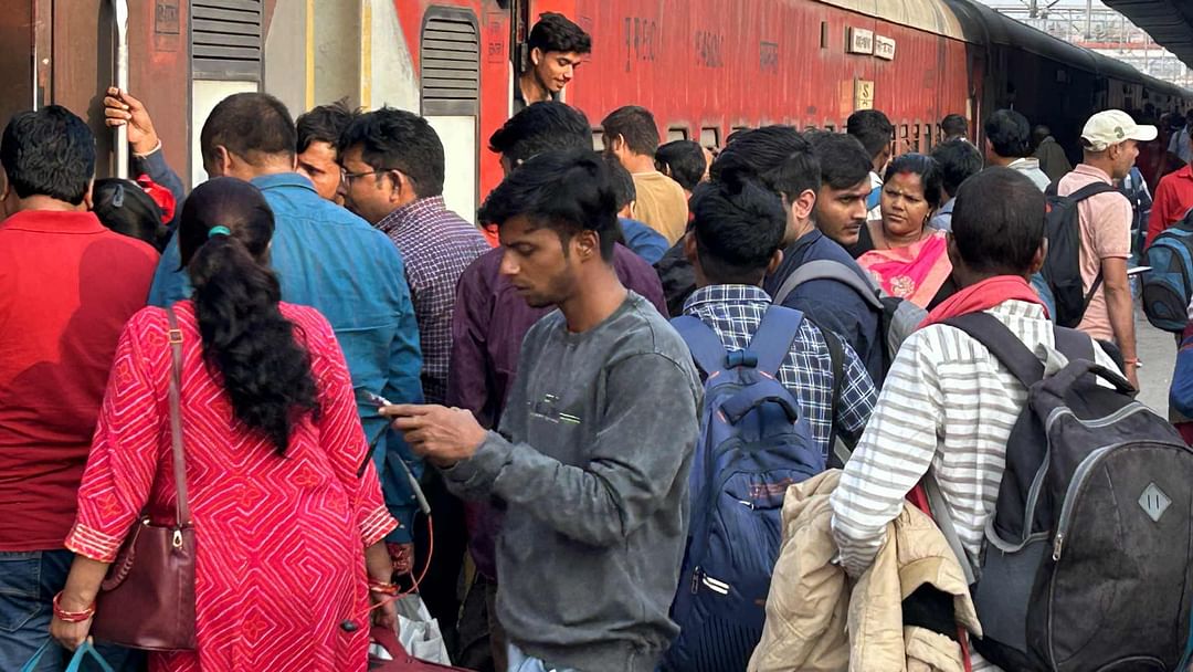 Chain Pulling Satyagraha stopped before platform RPF stopped crowd running on track