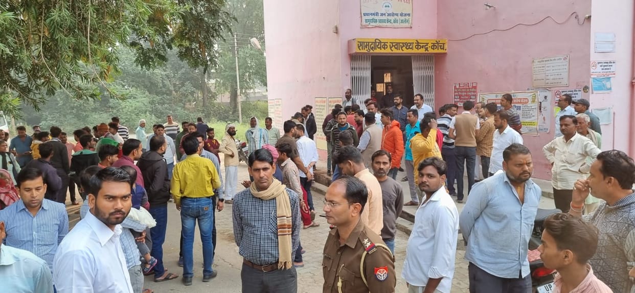 Jalaun Accident, Uncontrolled school vehicle collides with electric pole, 15 children including driver injured