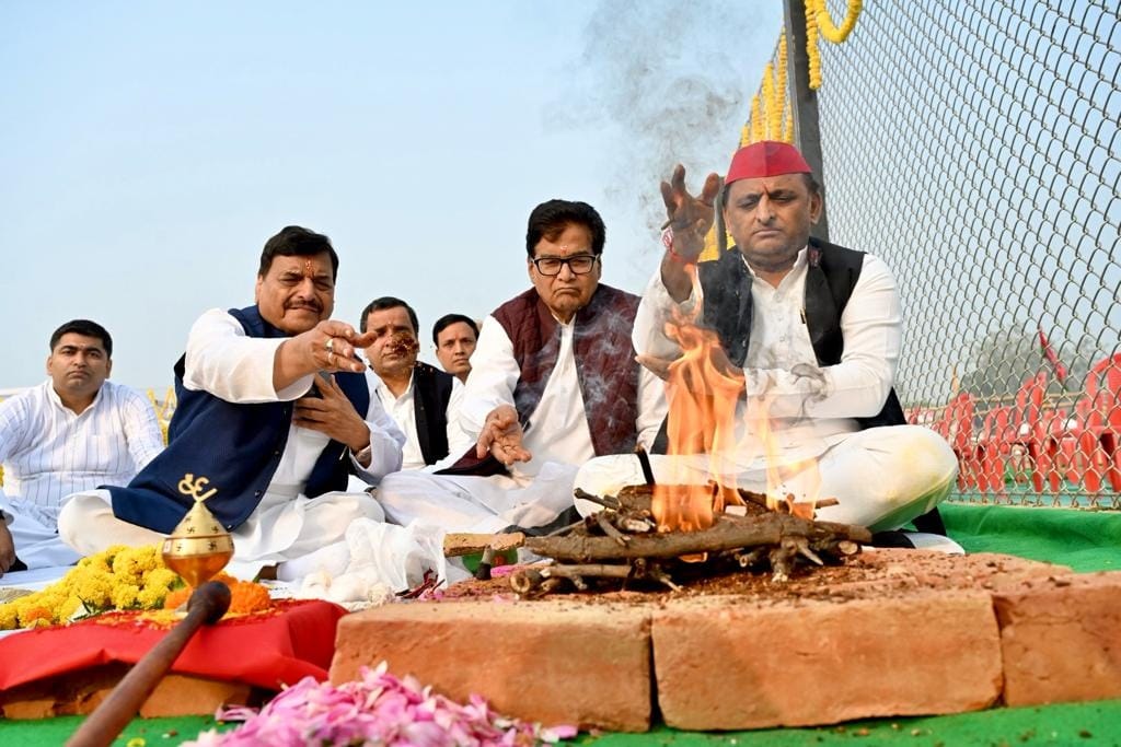 Mulayam Singh Yadav Birth Anniversary Memorial Lay Foundation Program in Saifai Akhilesh Yadav News in Hindi