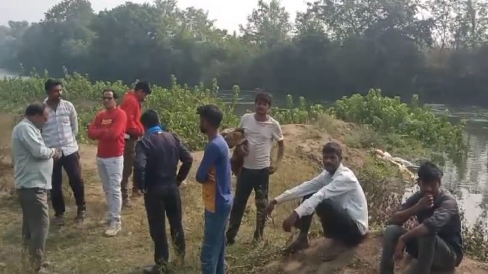 घटना स्थल पर मौजूद लोग