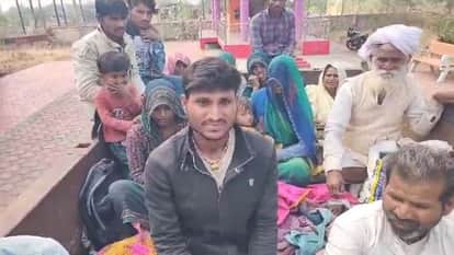 दबंगों ने गांव से बाहर निकाला