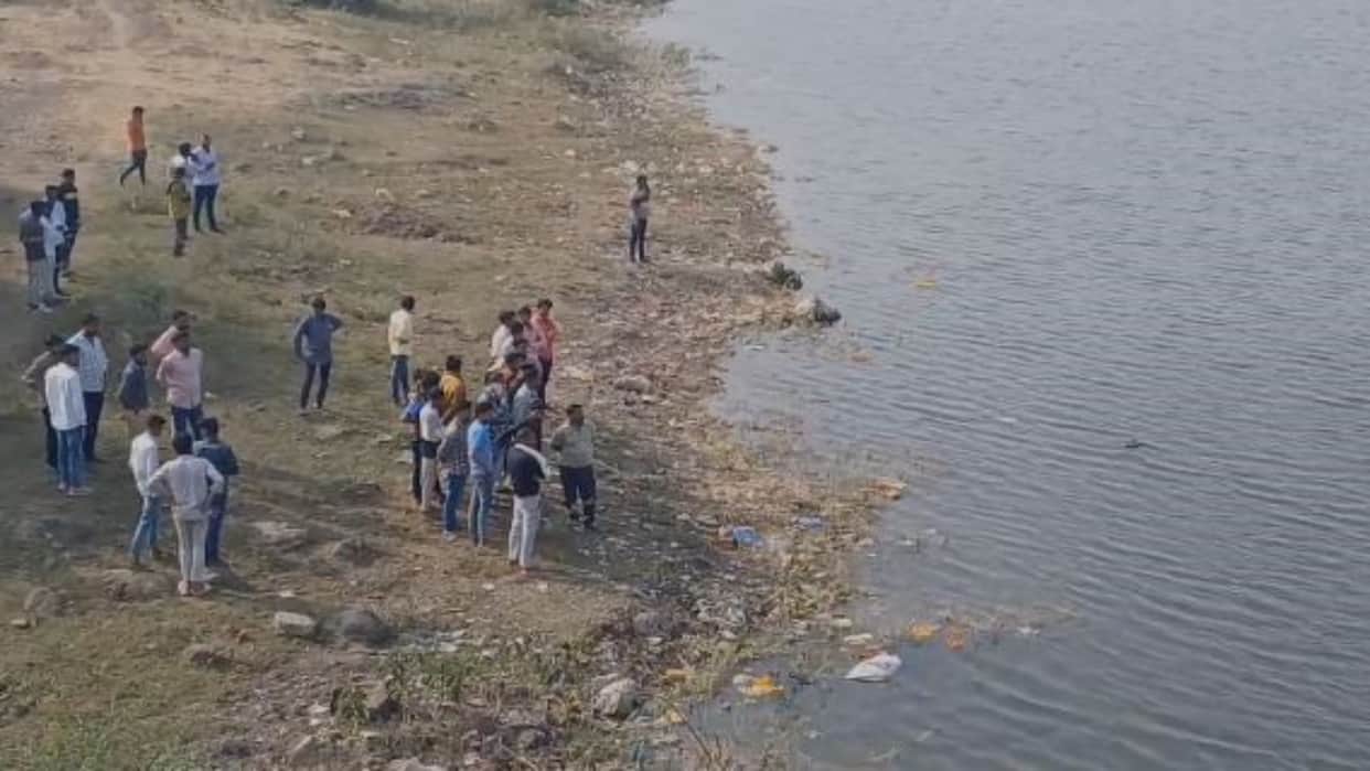 Barwani News Woman jumps into river from bridge with breastfed baby