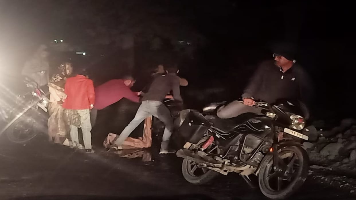 Shahdol Deadly pothole in middle of road accidents happen every day woman riding a scooter injured