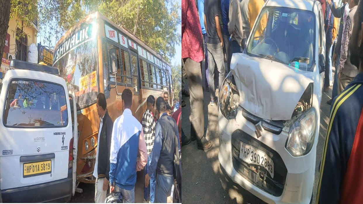 Four vehicles damaged due to collision with uncontrolled bus in Shahpur, jam lasting half an hour