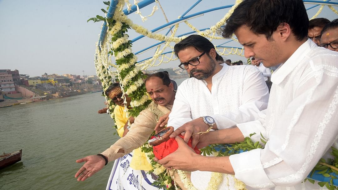 Sahara Group chairman's Subrata Roy remains flowed into Ganga at Assi Ghat