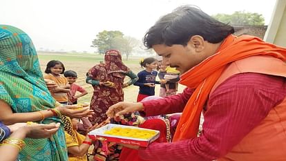 Hathras News: 50 साल बाद बनी सड़क, खुशी में महिलाओं ने गाए मंगल गीत, बंटी मिठाई Women sang auspicious songs when the road was built after 50 years
