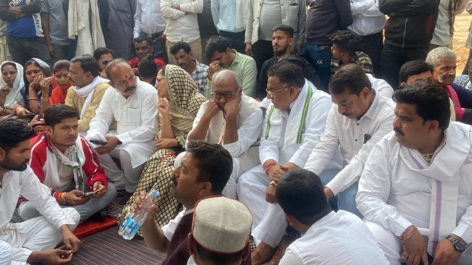 विक्रम सिंह नातीराजा के साथ धरने पर बैठे दिग्विजय सिंह
