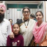 केंद्रीय मंत्री स्मृति ईरानी के साथ अमरजीत कौर का परिवार