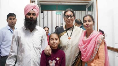 Union Minister Smriti Irani met cancer victims Amarjeet Kaur of Pilibhit