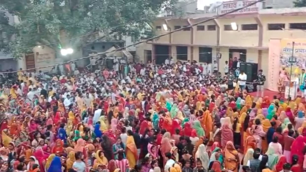 Ashoknagar: Gods were woken up by taking out Prabhatferi, the city echoed with the sound of conch shells