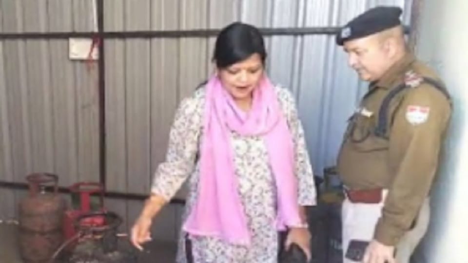 city magistrate richa singh busted illegal gas refilling center in haldwani