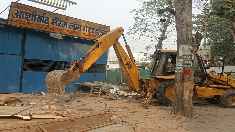 Bulldozer runs on the marriage hall of land mafia Kamlesh Yadav partner in gorakhpur