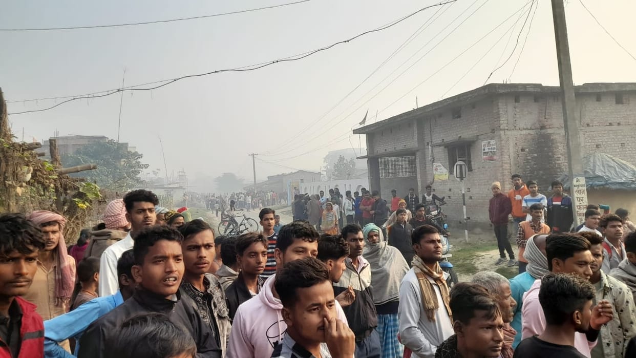Class 9 student dies in collision between Bettiah school bus and bike; A young man is in critical condition