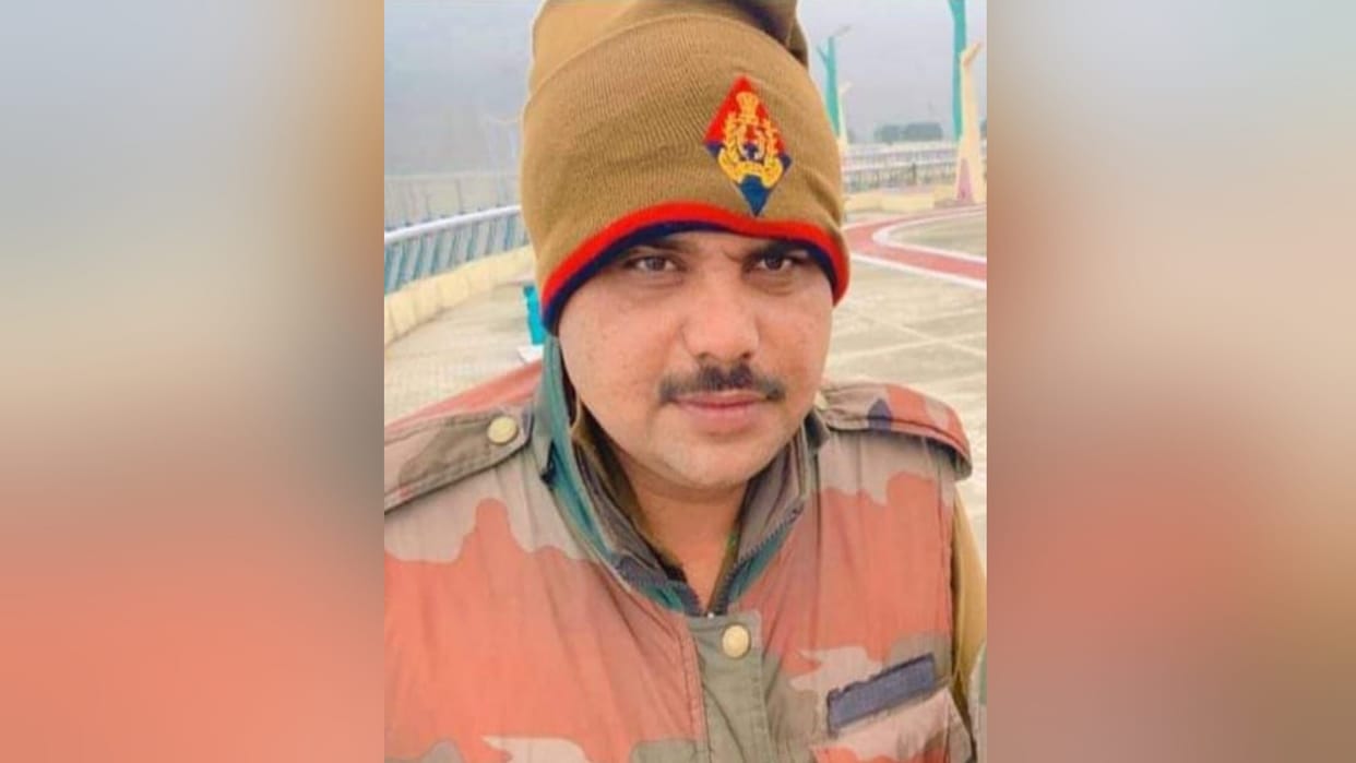A head constable dead body found hanging on a tree in Bijnor