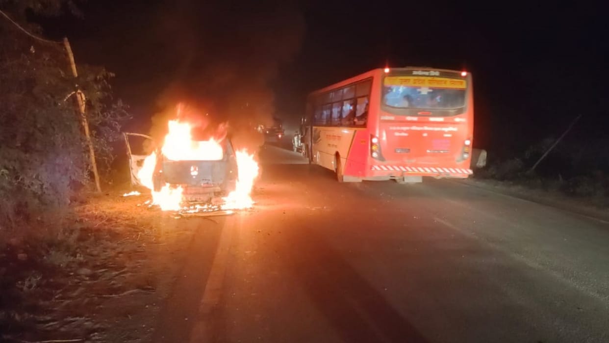Fire broke out in a car in Nawabganj in Gonda.