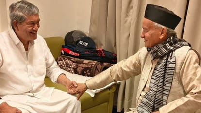 Uttarakhand Politics:...जब मिले दो पूर्व सीएम, कोश्यारी बोले- हरीश आप लेंगे विश्राम, हम भी करेंगे पूरा आराम Uttarakhand Politics: Congress Leader Harish Rawat and Bjp leader Bhagat Singh Koshyari Meeting in dehradun