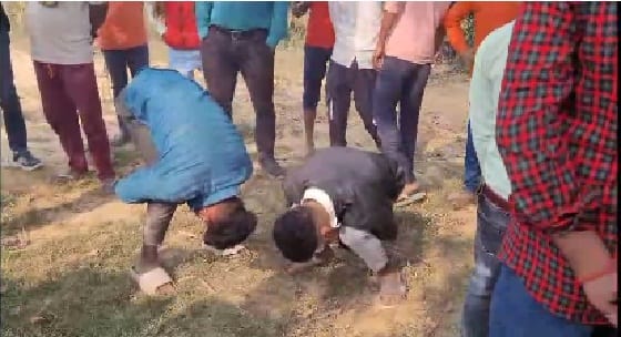 Flour snatched to put petrol in the bike, two youths were made into chickens, police detained them