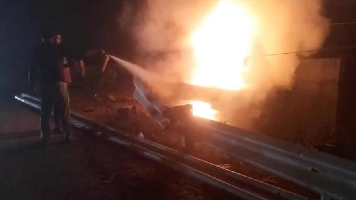 Electric wire fell car caught fire policeman injured
