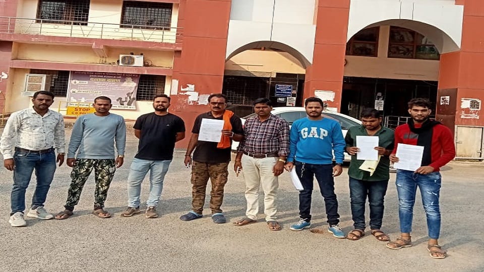 Liquor employees warned of closing all liquor shops if action is not taken against accused in Mungeli