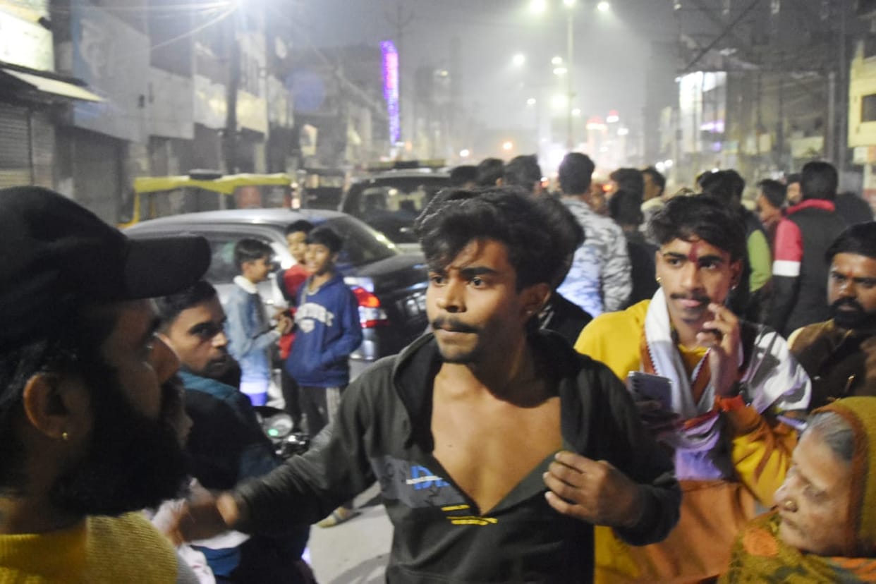 Saharanpur: Uproar, stones pelted when Tata Magic full of meat was stopped, two injured
