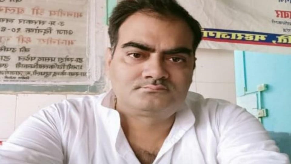 Doctor dead body found hanging inside the room in Maharajganj