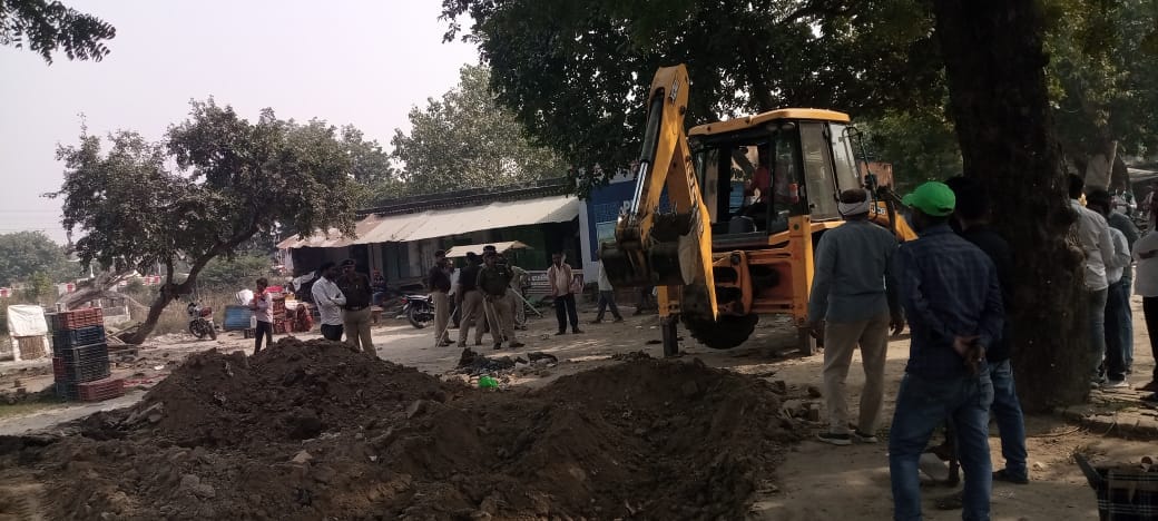Railway bulldozer roared in Ratanpura bazaar for six hours, police force of three police stations deployed