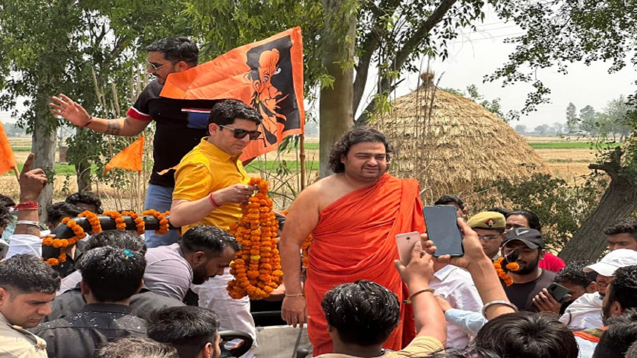 Swami Dipankar is carrying out alms yatra by reaching among Hindus in villages from 365 days