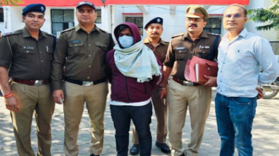 A dispute broke out over lassi falling in the car, then the friend's throat was strangulated.