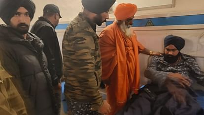 Punjab: सुल्तानपुर लोधी में निहंगों और पुलिस के बीच फायरिंग, होमगार्ड जवान की मौत, दस घायल Clash between Nihangs and police in Sultanpur Lodhi Policeman killed and several injured