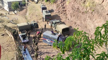Rajouri Encounter: खाना न देने पर आतंकवादियों ने की थी पशु चरा रहे गुज्जर की पिटाई Rajouri Encounter: Terrorists beat up a Gujjar who was grazing cattle for not giving him food.