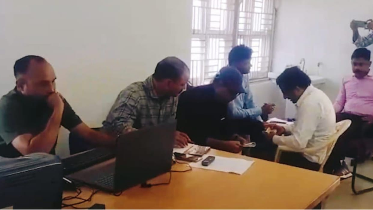Khargone News: Accountant of Health Department caught taking bribe from an officer of his own department