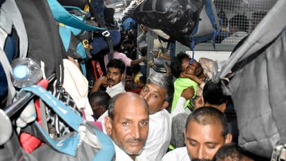 Passengers rushed to the special train considering it to be Bihar Sampark Kranti, announcement had to be made