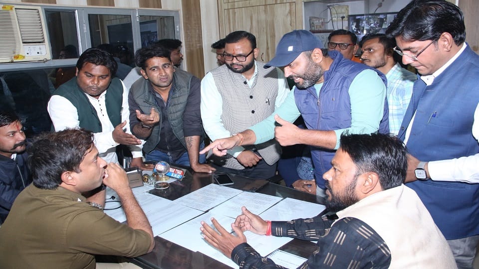Now there is ruckus among BJP people in the police station for the case against the doctor.