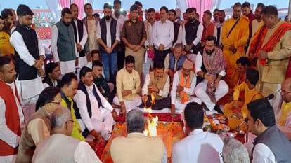 Tigri Mela Amroha: हवन-पूजन के साथ तिगरी मेले का श्रीगणेश, गंगा तट पर किया गया हवन, मंत्रोचार से गूंज उठा घाट Tigri Mela Amroha: Tigri Mela started with havan-puja, havan performed on the banks of Ganga.