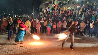 Igas 2023: उत्तराखंड में पहाड़ से मैदान तक बूढ़ी दीपावली की रौनक...भैलो खेलकर उत्साह के साथ मनाया गया ईगास Igas Festival 2023 Budhi Diwali celebrated in Uttarakhand