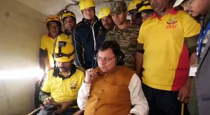 मुख्यमंत्री पुष्कर सिंह धामी सुरंग में फंसे मजदूरों से बात करते।